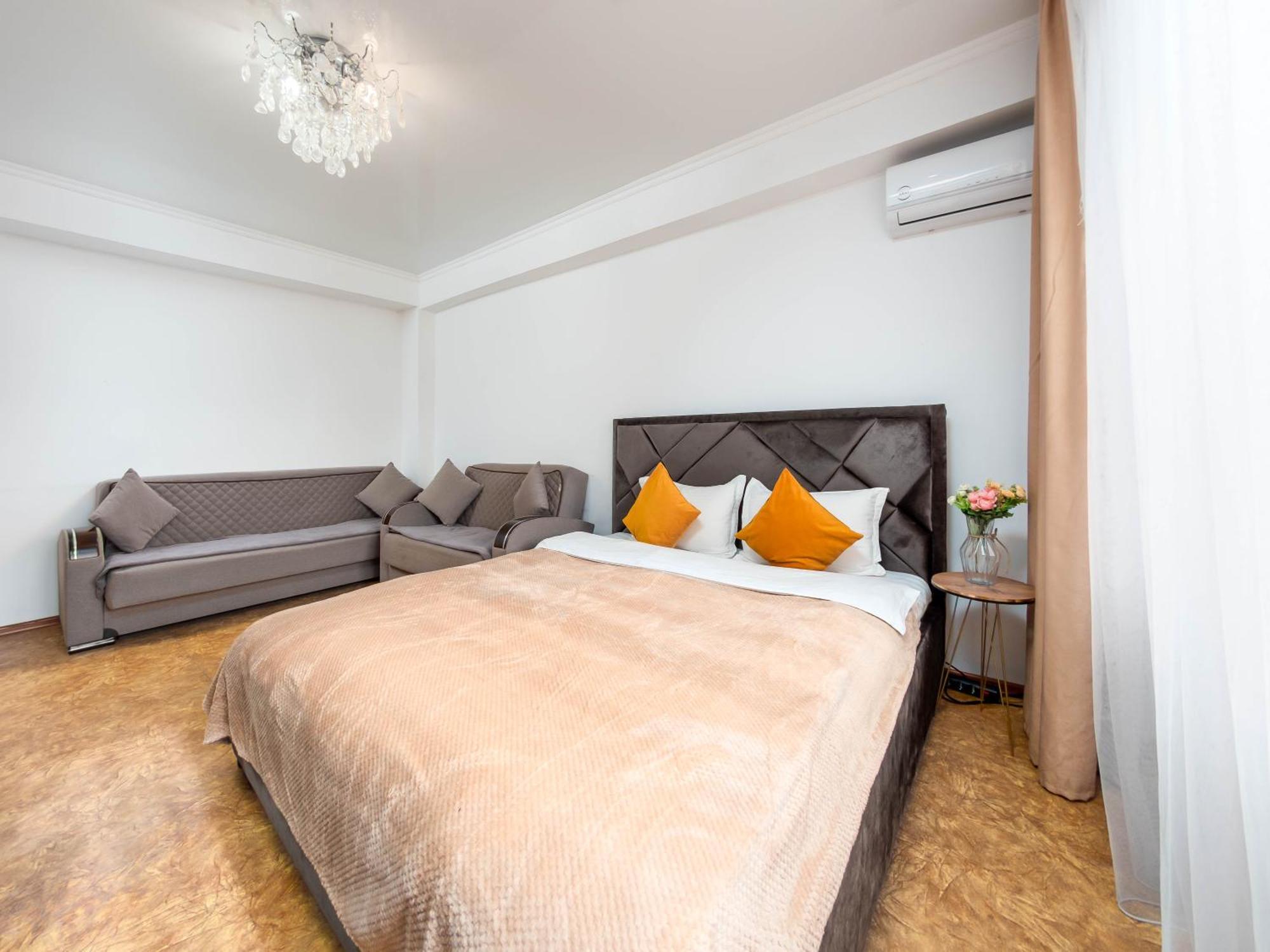Apartment Оn Makatayeva 5 B Alma-Ata Exteriör bild